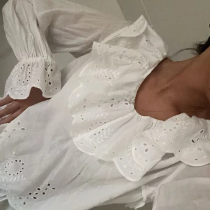 Blus med volang - Söt blus med volang och broderie detaljer 