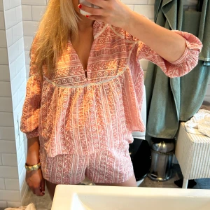 Zara set  - Sååå fint, shortsen och blusen säljs tillsammans Blusen: storlek S Shortsen: storlek XS