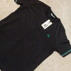 Lacoste T-shirt  - Helt ny och oanvänd 