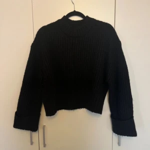 Gina tricot  - Köpt på Gina tricot, använd fåtal gånger. Lite lurvig längst ned, men annars i bra skick. Jätte mjuk och skön i materialet🩷