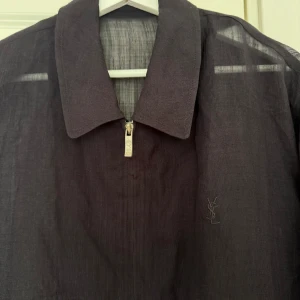 Vintage Yves Saint Laurent jacka  - Vintage YSL jacka, köpt i vintage butik i London. Väldigt tunn / Mesh.  Skick: 4/5 Pris: 750 Notering: Väldigt tunn, I linne material, sommar jacka  Inga returer eller byten. 