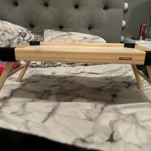 Litet uppfällbart bord  - Ett litet bord som man kan fälla upp och ha i sängen, exempelvis om man äter frukost i sängen. Liten defekt på som man ser på bild 3. 