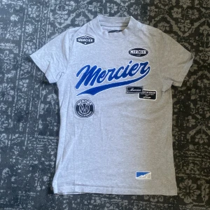Mercier t-shirt - Hej säljer min väldigt snygga mercier tröja. Tröjan är som nu och storlek xs men funkar som s beror lite hur du vill den ska sitta. Tveka inte på att höra av er vid funderingar. 