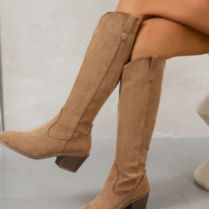 Stövlar  - Skitsnygga stövlar, mycket defekter finns därav det billiga priset! Skriv för fler bilder 