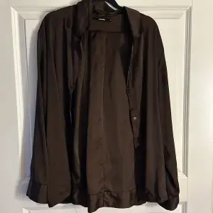 Ett brunt silkes pjamas set från bikbok🩷 Köpare står för frakt