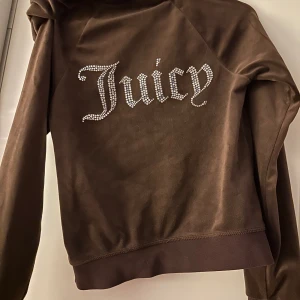 Juicy Couture i nyskick - Storlek XXS brunt set, använt endast ett fåtal gånger så mycket fint skick och givetvis äkta 
