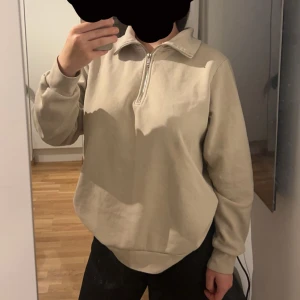 Sweatshirt - Mjuk och skön oversized tröja med halv dragkedja framtill. Uppfällbar krage.