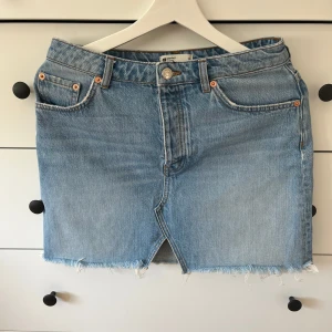Jeanskjol - Superfin lågmidjad kjol🌸 storlek 36 men passar en 38. Nypris 399kr