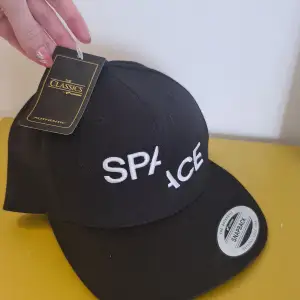 Snapback SPACE cap, never used, still with tags. Branding visible on picture. One size.