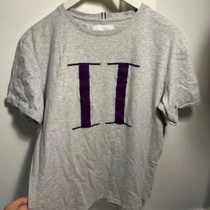 Les deux - T-shirt i mycket bra skick, använd sparsamt. Storlek M men sitter mer som en S.