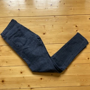 Tiger of Sweden jeans - Säljer dehär snygga Tiger of Sweden jeansen i 34🔥 | Dem är i väldigt bra skick och har inga synliga skador👌🏻 | Vid några funderingar är det bara att skriva✍🏼 | Priset kan alltid diskuteras vid snabb affär🙌🏼🤝🏻 |