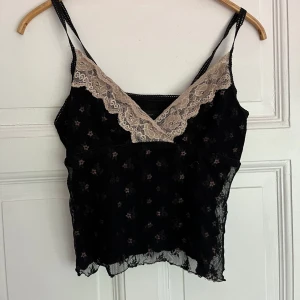 Spetslinne - Fint blommigt spetslinne 