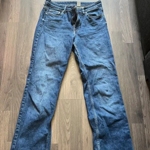 Blå flare jeans - Ett par mörkblå, högmidjade flare jeans från h&m, använda väl men inga defekter eller fel på de. De går till min häl och jag är 168 cm. Storlek 38. Säljer då de är för små.  Skriv för mer info eller bilder! 💕