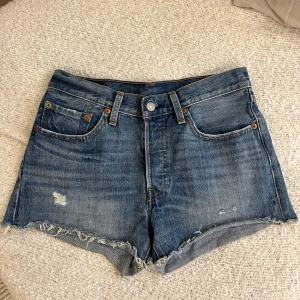 Levis jeansshorts  - Högmidjade jeansshorts ifrån Levis. Storlek W26