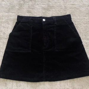 Monki snygg svart kjol - En super gullig kjol som inte använts så mycket! 🩷fint skick!  Storlek: 38 Material: Manchester 