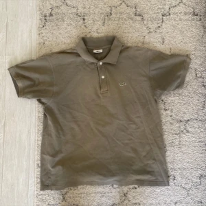 Lacoste Pikétröja  - I topp skick men har en mindre defekt som syns på sista fotot  Storlek Small men passar som en Medium  Skriv ifall du har några fler frågor!