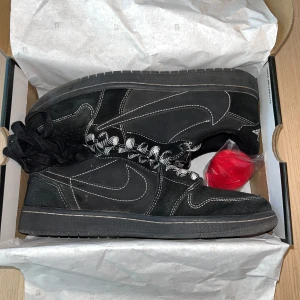 Travis Scott Jordan 1 Low ’Black Phantom’ - Ett par Travis Scott ’Black Phantom’ i mycket bra skick, endast liten skada på insidan av skon. Storlek 42.5. Köpta här på plick för någon månad sedan. Creaseskydd och två skosnören medföljer. Pris kan diskuteras. Skriv privat om du har fler frågor!