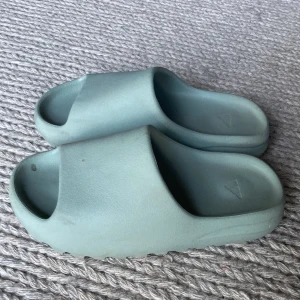 Yeezey slides  - Säljer dessa yeezey slides nästa sprillans nya. Box ingår skriv vid minsta fundering Mvh Ludvig😊