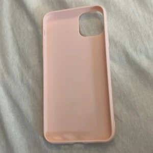Mobilskal - Helt nytt mobilskal som jag fick hem idag, de är en ljus rosa färg och passar till iPhone 11 pro Max, jag råkade köpa till fel mobil Modell de är därför jag säljer💕
