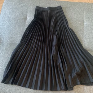 Lång drapperad kjol - Säljs då den ej kommit till användning!