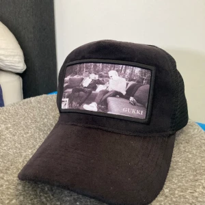 Gukki keps, limited edition  - Jag säljer en gukki keps ifrån märket gukki clothing. Lite solbränd men annars bra sick. Kan hämtas vid mig annars betalas frakt själv. Skriv till mig om du har frågor.