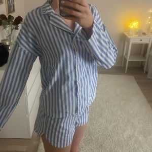 Pyjamas set - Säljer detta jättefina randiga pyjamasen då det tyvärr har blivit för litet. Finns ingen lapp så vet inte vart det är ifrån, skulle gissa på stl xs. Det är i fint skick men har en foundation fläck på tröjan, därav billigt pris, pris kan diskuteras.