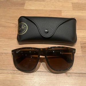 Ray Ban boyfriend - Säljer nu mina ray ban boyfriend solglasögon i toppskick. Kommer med alla orginaltillbehör. Storlek M