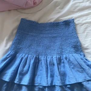 Kjol - En somrig kjol som tyvärr inte kommer till användning för min del, sparsamt använd💕