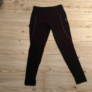 Maya Delorez - Svarta ridbyxor, stl S använda 5 gånger. Jag är 163 och dom sitter bra på mig men har inte kommit till användning så säljer dom istället. Pris går att diskutera❤️