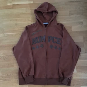 Vintage zip hoodie - Tjena säljer denna zip i toppenskick då den är lite för stor för mig. Nypris ligger på ca 1000. Den är i et skönare och mjukare material än vanliga hoodies. Hör av er😃