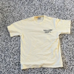 Gallery Dept Souvenir Tee  - Säljer då den var för stor, aldrig använd, skriv för bud eller frågor 🙂   OBS: 1-till-1