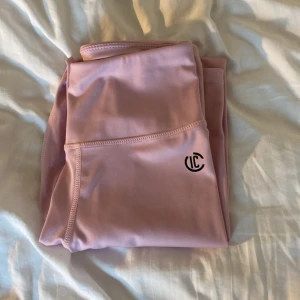 Iconic tränings byxor - Ett par rosa tränings byxor från iconic. Köpte på stadium outlet för 99 och säljer nu för 69. Inga tecken på skador och är Max använda 2-3 gånger. Byxorna är i str xs🤍