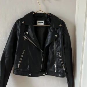 Oanvänd skinnjacka från Vero Moda - Skitcool helt oanvänd skinnjacka från Vero Moda i storlek S. Fina detaljer på jackan. Jättebra skick💞💞