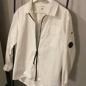 Cp company skjorta - Riktigt fräsch cp company skjorta i nyskick! Perfekt till sommaren!☀️☀️