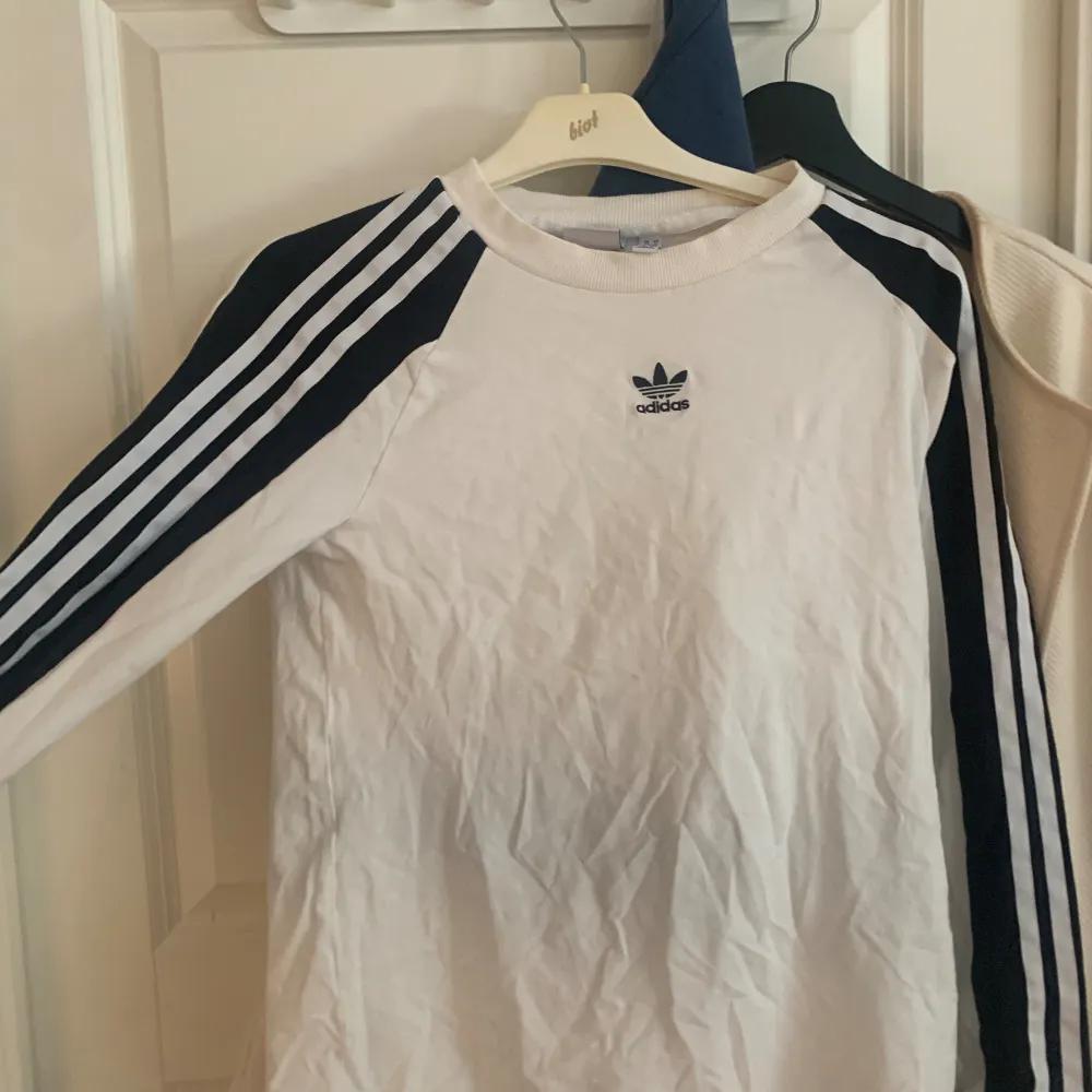 Adidas tröja i strl M, köpt från butiken JD i Mall of Scandinavia. 200 kronor men kan sänkas vid snabb affär 🌸 passar både herr o dam . T-shirts.