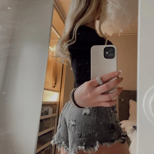 Jeans shorts - Så fina jeansshorts, perfekt nu till sommaren 🌺(nyskick), Midjemått 80cm