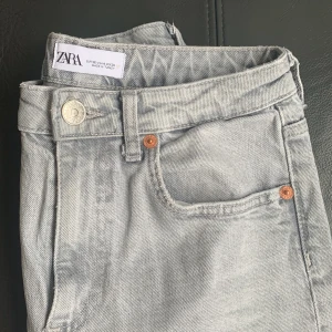 Gråa jeans med hål - Jättefina jeans från zara ⚡️ 