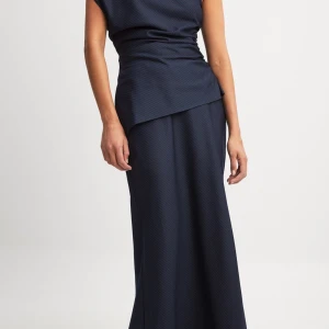 Set - Kritstrecksrandigt set från nakd. Kjol i 36 och topp i 34. Helt nytt med prislapp kvar! 