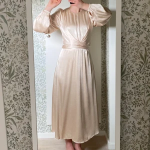 Vintage klänning - Ljuvlig klänning i vintage-stil med knyte i ryggen. Passar både till sommar och vinter. Helt oanvänd och lappen finns kvar. Pris är exklusive frakt.