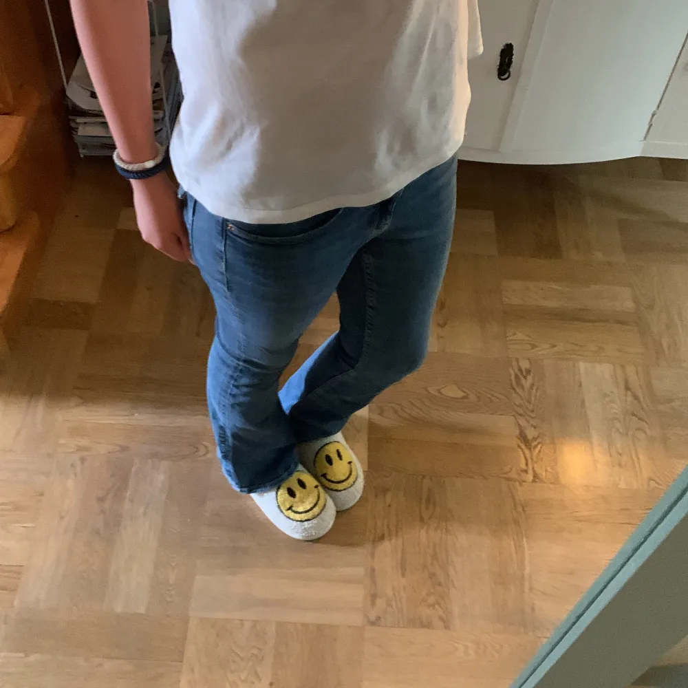 Så snygga bootcut jeans ifrån Gina Tricot💙 säljer då dom är för små för mig, storlek 38 men mer som 36, sparsamt andvända och 10/10 skick, skriv privat för frågor eller mer bilder . Jeans & Byxor.