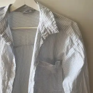 Super fin randig skjorta från Only i 100% bomull med träknappar. Ljusblå ränder 🦋  Den är i storlek M men mer åt S 💘💫  Köpte från Vinted och var tyvärr för liten