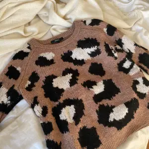 jätte fin stickad tröja med leopardmönster! Säljs eftersom den inte används längre pga den är för liten. Max använd 3-5 gånger. Inga defekter 💛pris kan definitivt diskuteras 💛