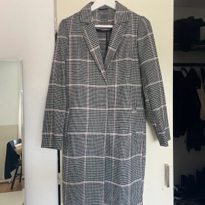 Rutig Kappa - Tunnare kappa, perfekt vårkacka  Använd få gånger