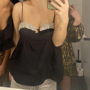 Zara topp💘💘 - Superfin och använd 2 ggr❤️❤️ Banden är uppsydda pga att dem var lite stora💘💘