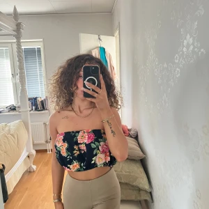 Blommig topp - Blommig topp, sparsamt använd 