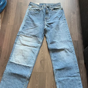 Jeans H&M - Blå jeans med patchwork från h&m. Varsamt använda och fortfarande jätte fina. Straight loose leg, high/mid waist (se sista bild), normal i storleken, byxorna går ner i golvet på mig som är 168 cm. Storlek 40 Skriv för mer info eller bilder!💕
