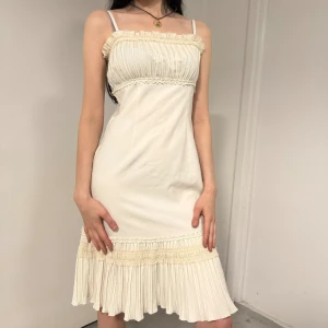 Vit klänning med spets  - Fin klänning perfekt till student eller midsommar🤍🦢🪽🕊️