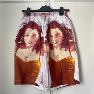 Madonna Shorts - Helt nya balla Madonna tryck ”basket shorts”  storlek S  Frakt tillkommer ✨