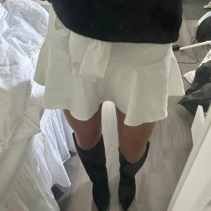 Vit kjol - Vit kjol med band fram och inbyggda shorts  från zara, nyskick💕