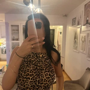 Snygg topp - Jättefin topp i leopardmönster